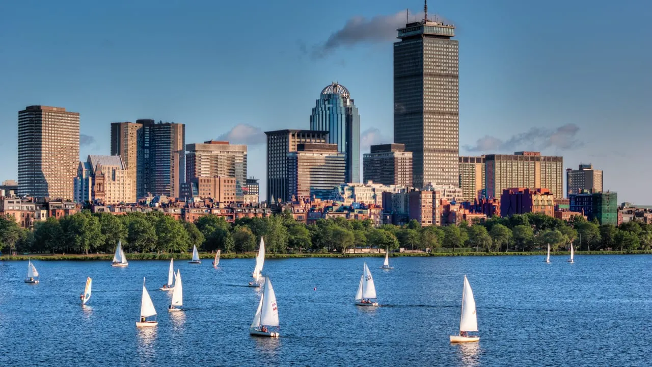 Healey visita el Verizon Innovation Center en Boston