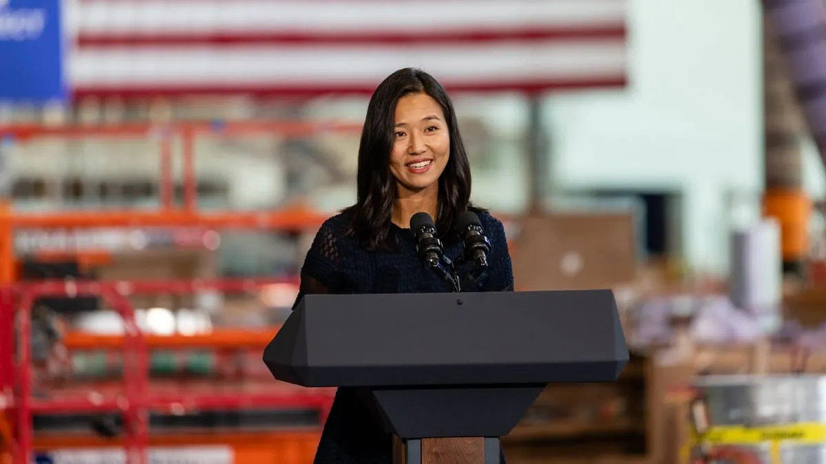 La alcaldesa Wu anuncia una inversión de $4 millones para ampliar el plan de colegios comunitarios gratuitos de Boston