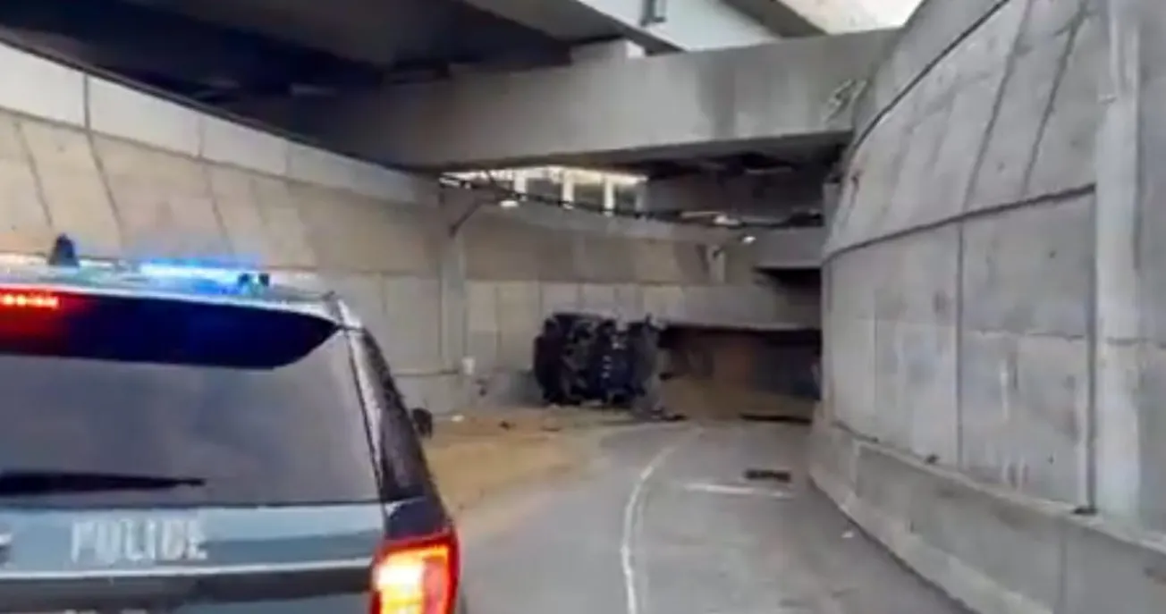 Volcamiento de camión de basura en la rampa de 93 north a Pike west en Boston
