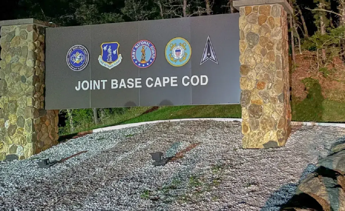 Los migrantes venezolanos que estaban de manera temporal en la Base Militar de Cape Cod fueron trasladados a otras viviendas.