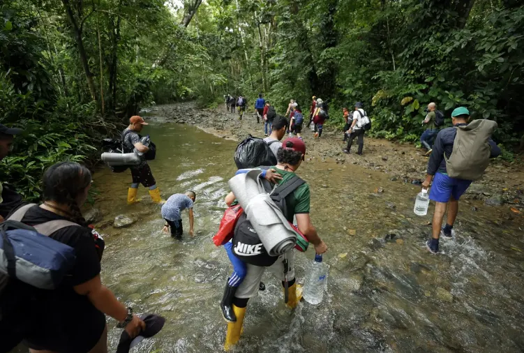 Migrantes venezolanos suben una montaña con la intención de llegar a Panamá, el 8 de octubre de 2022 en el Tapón del Darién F