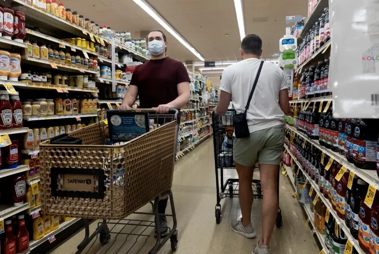Los precios de los alimentos siguen siendo el rubro que más empuja el aumento del costo de vida | FOTO: EFE/EPA/MICHAEL REYNO