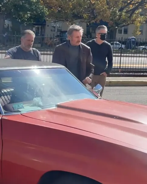 Liam Neeson durante filmación en Boston. Video: @abbeynbcboston