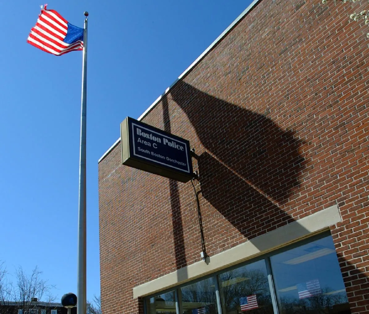 Una persona muere y dos sospechosos son detenidos tras balacera en Dorchester el lunes