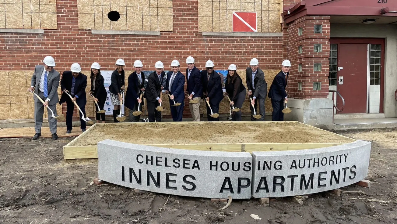 Momento en que las autoridades de la vivienda y de la ciudad de Chelsea, más los invitados especiales, de manera simbólica, l