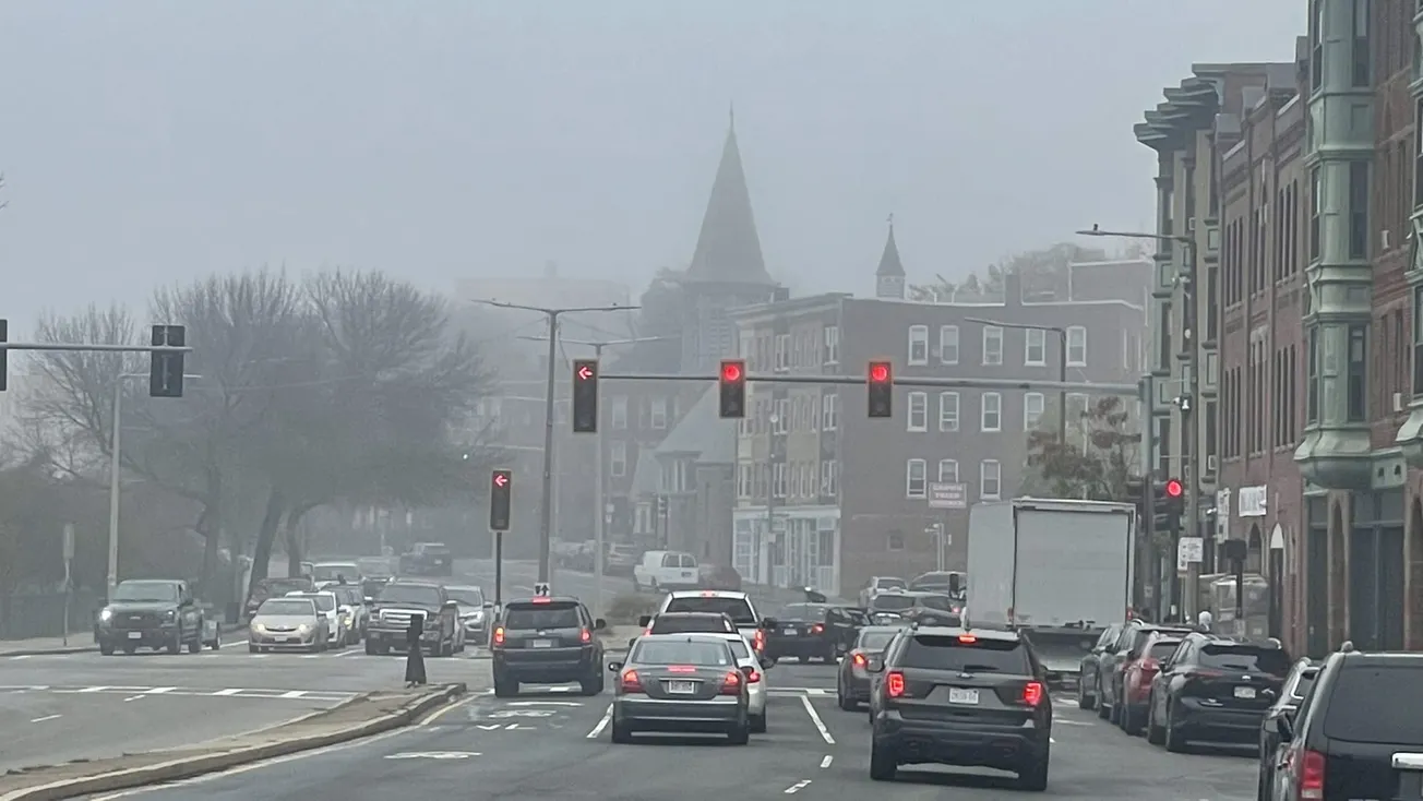 Neblina en Boston. Desde tempranas horas de la mañana hasta la tarde de hoy se prevé que la ciudad tenga la presencia de una