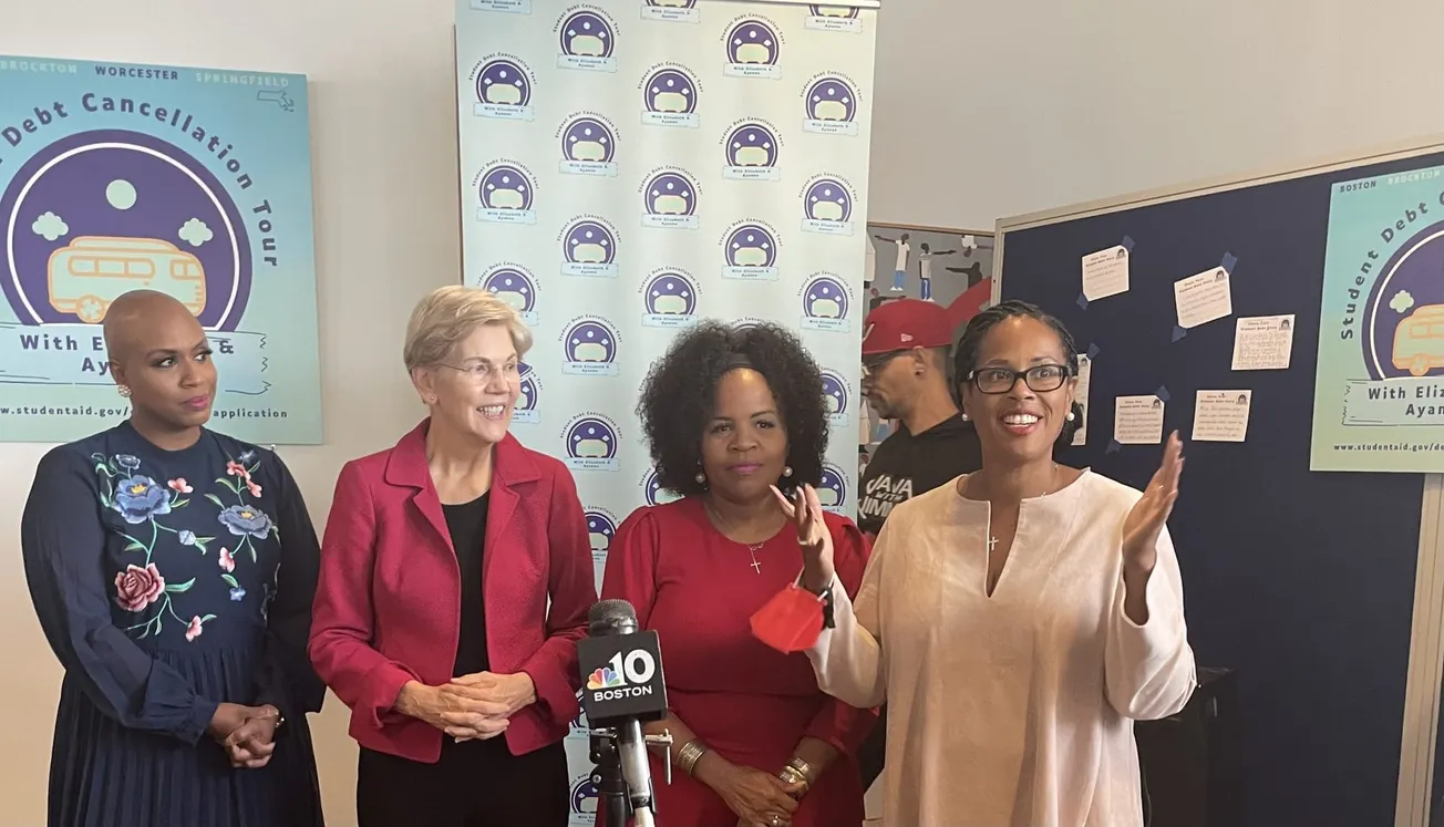 La representante Ayanna Pressley y la senadora Elizabeth Warren junto con la presidenta de la NAACP de Boston, Tanisha Sulliv