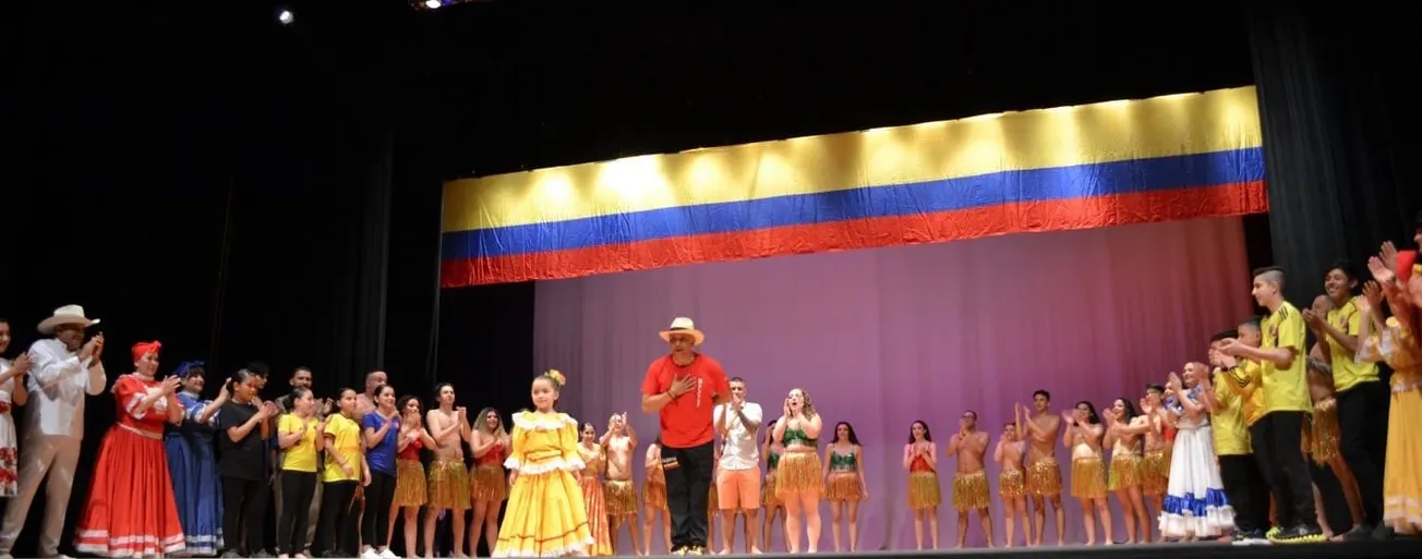 El colombiano Miguel Vargas es el director y fundador del Ballet Juvenil Folklórico Colombiano, BAJUCOL, cuya meta es extende