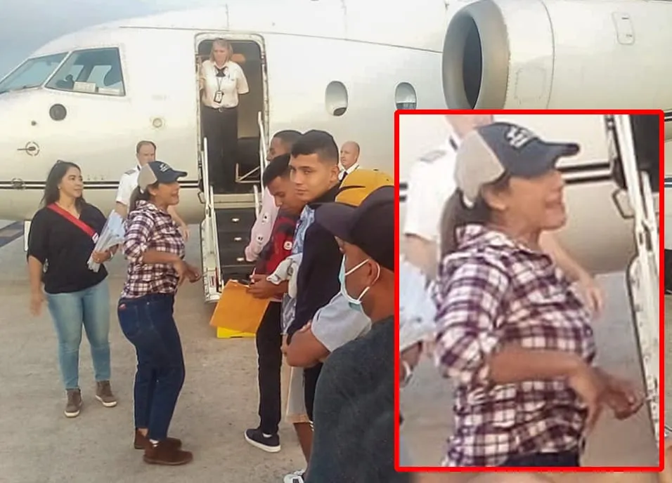 Esta es la foto de la mujer que presuntamente se llama Perla, cuando daba instrucciones a un grupo de migrantes, momentos ant