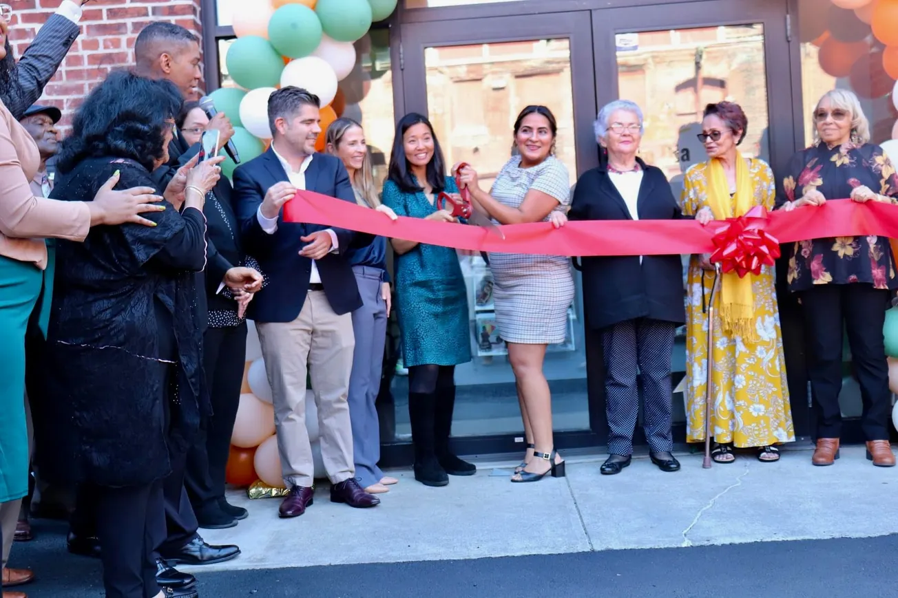 La Alcaldesa de Boston, Michelle Wu cortó la cinta que dio por inaugurado el centro de salud, recreación y cuidados “Nuevo Dí