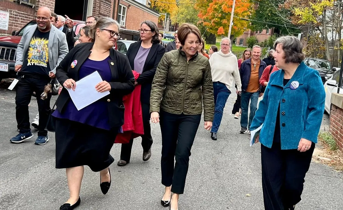Healey visita pequeñas empresas para hablar sobre el desarrollo económico