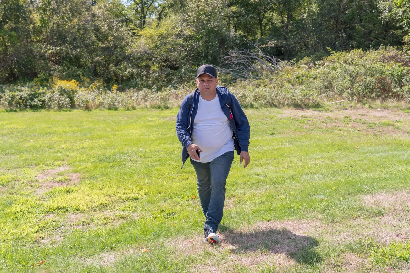 Leonel Barboza es uno de los 50 migrantes que llegó a Martha´s Vineyard, quien conversó en exclusiva con El Planeta para cont