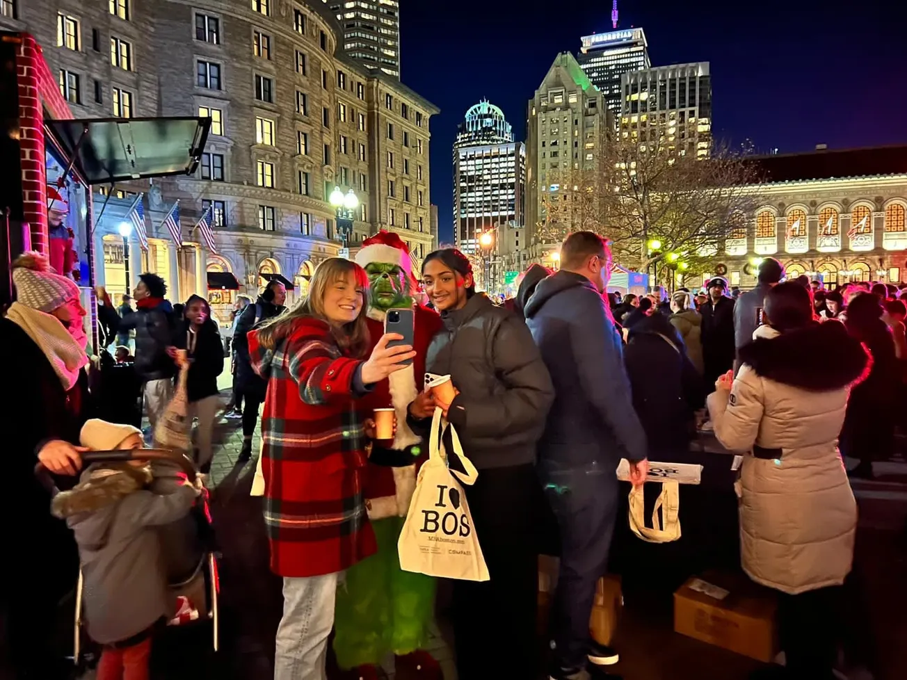 Asistentes disfrutan del encendido de la navidad en Copley Square. Foto: Yulieth Osorno