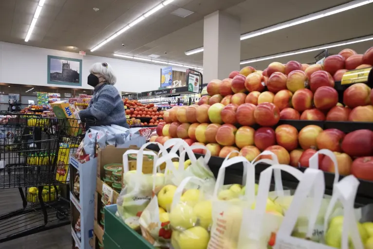 "¿Qué es comer saludable? Una pregunta tan simple como compleja" es el título del tercer episodio de Salud. | Foto Efe.