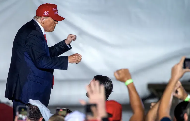 Shenna Bellows, secretaria de Estado de Maine, quien publicó la decisión de expulsar a Trump de la boleta. Foto: Efe obtenido