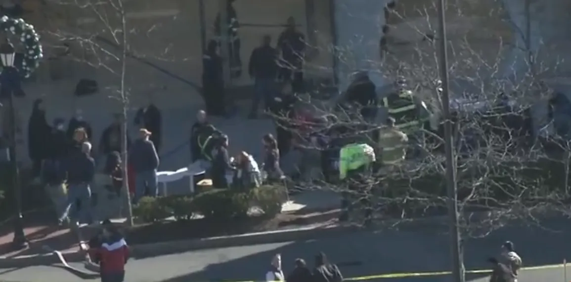 Fallece una persona luego de que un auto se estrellara contra una tienda Apple