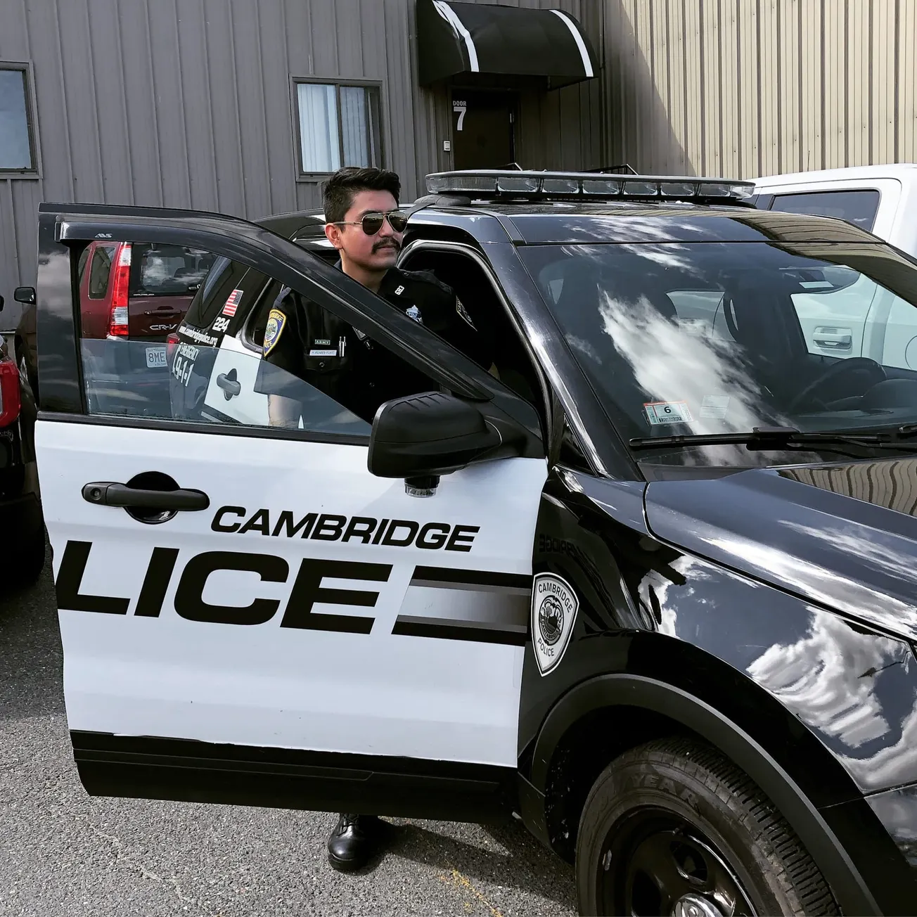 Miguel Mijares es un policía mexicano que sirve a la comunidad de Cambridge