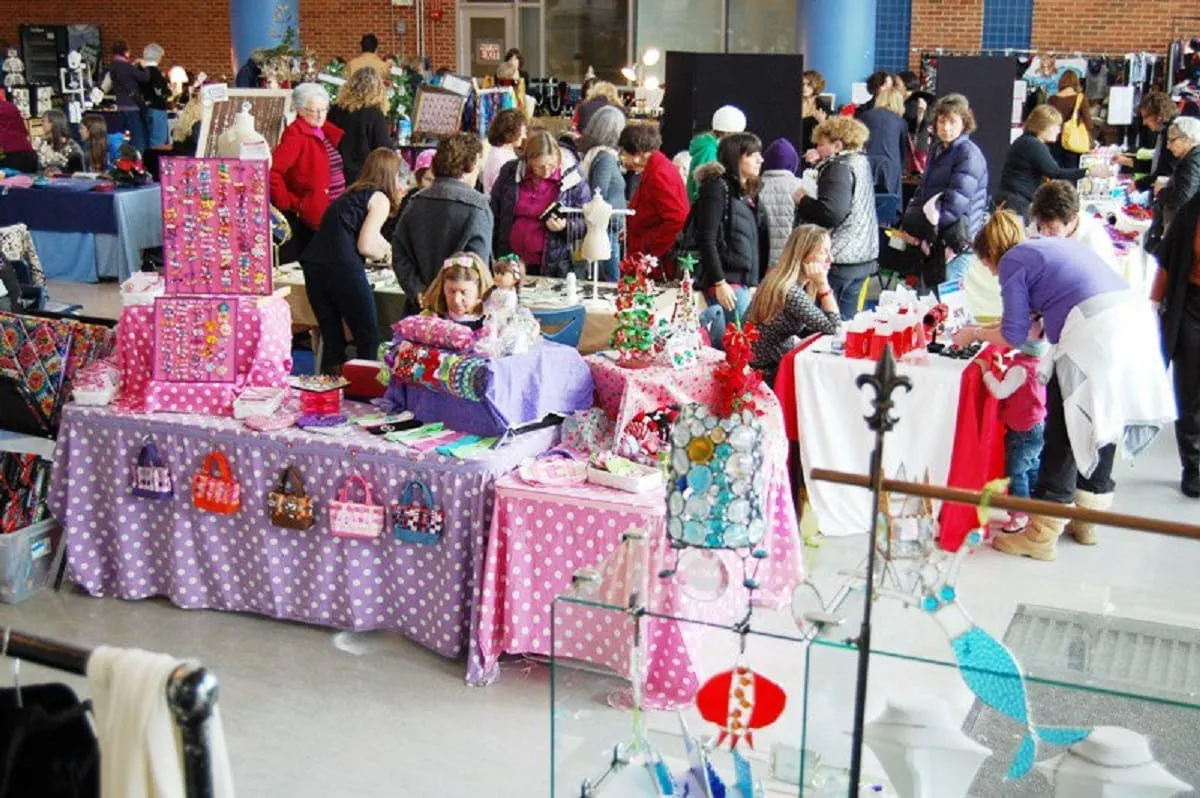 Feria navideña artesanal en el Newton South High School