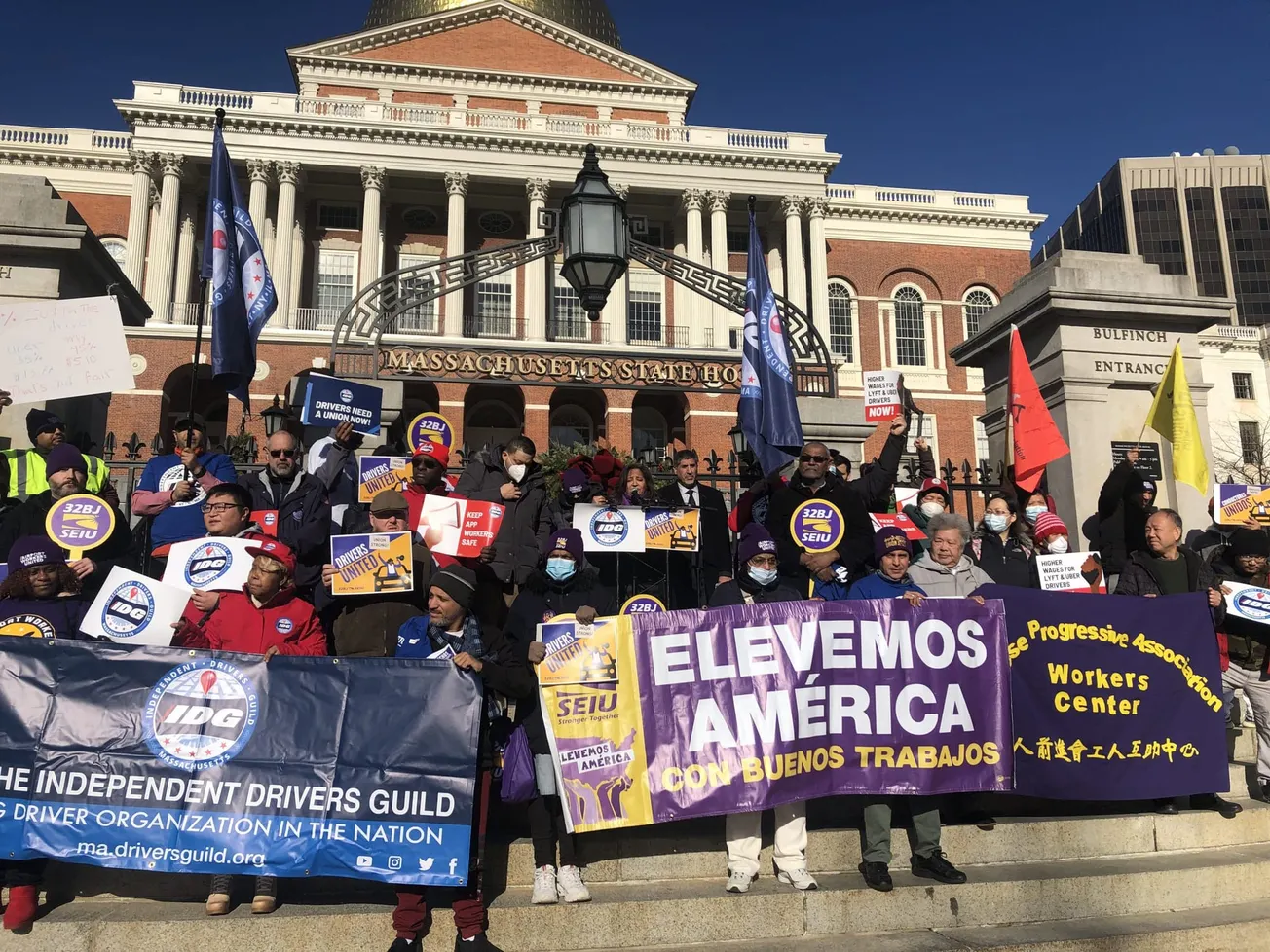 Trabajadores protestan en el State House.