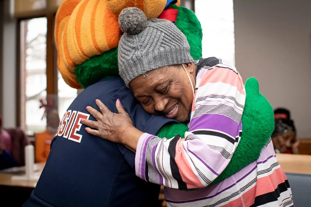 Caravana de los Red Sox llevó la alegría navideña a varios lugares de la ciudad
