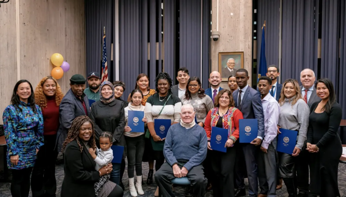 Alcaldesa Wu celebró la graduación de 20 egresados del programa Immigrants Lead Boston 