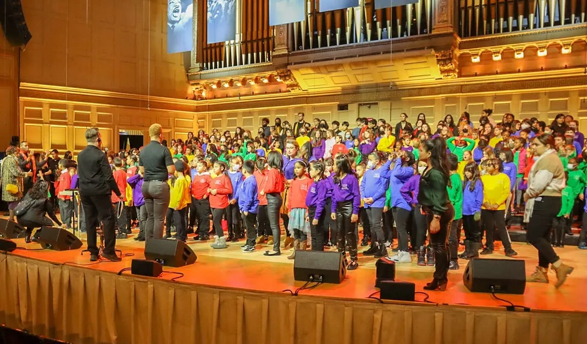 Estudiantes de CPS llevaron al Boston Symphony Hall un escenario de fortaleza y alegría