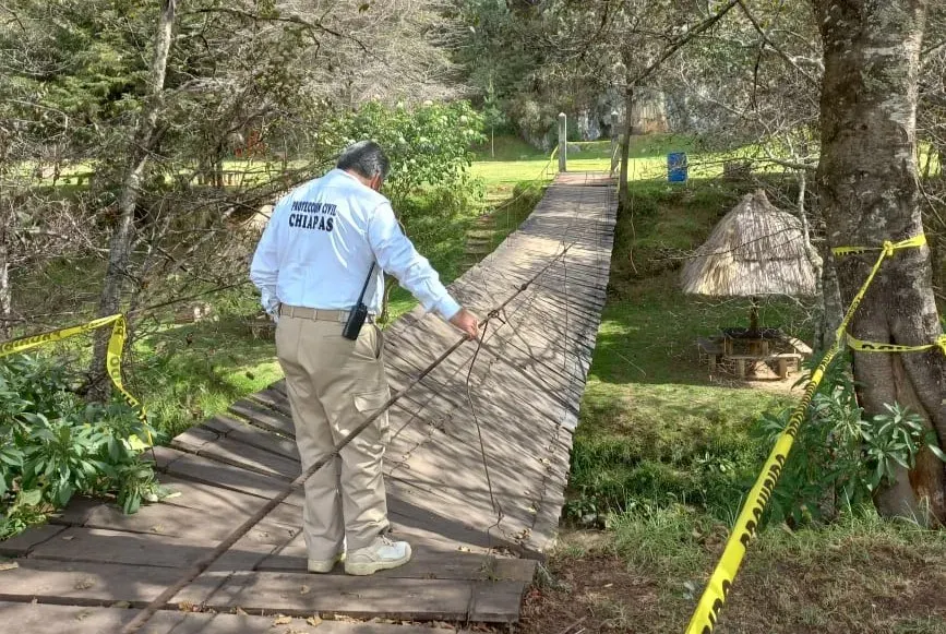 Colapsa puente colgante en Chiapas y varias personas caen
