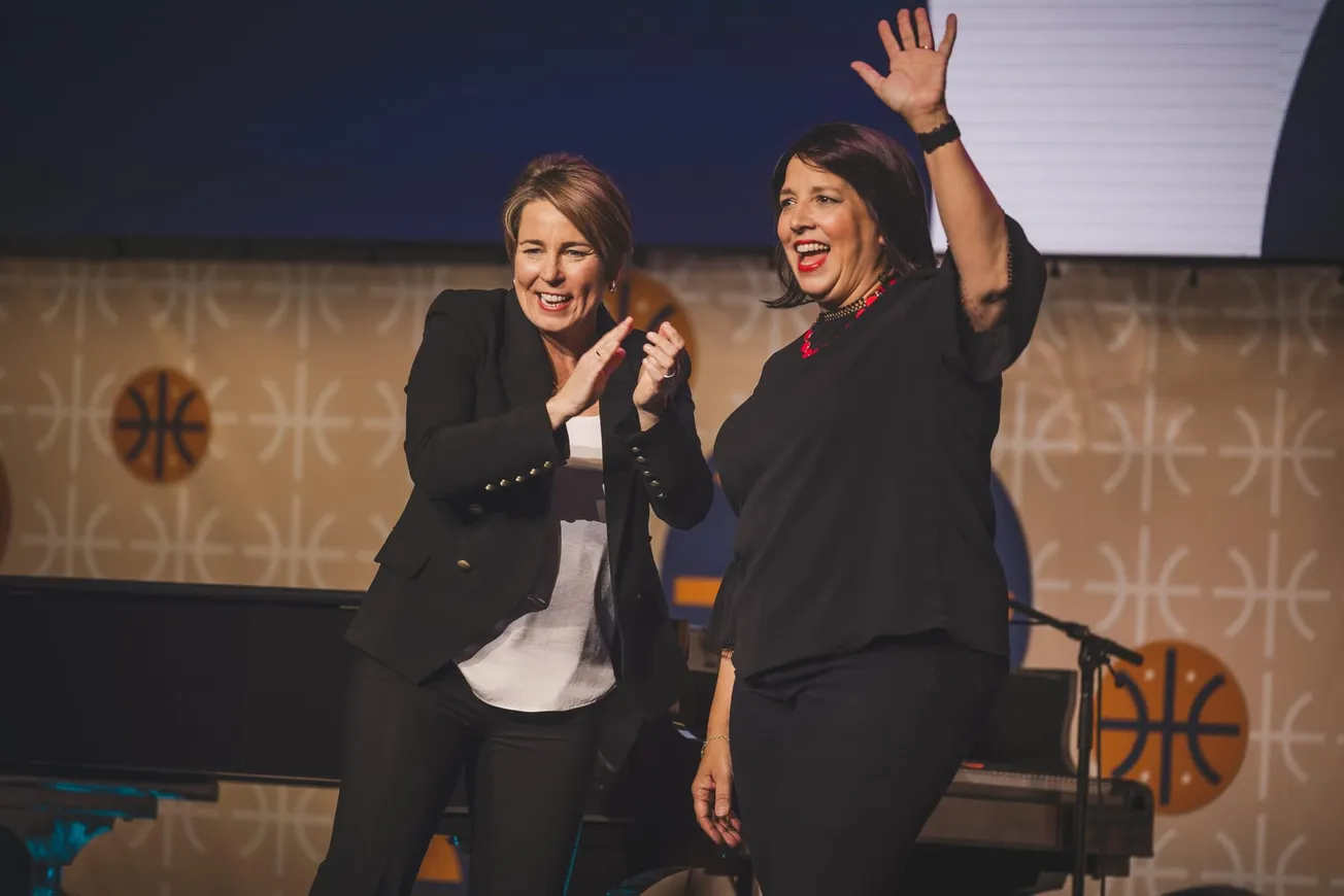 La gobernadora, Maura Healey, y la vicegobernadora, Kim Driscoll, celebran en fiesta inaugural realizada en el TD Garden. Fot