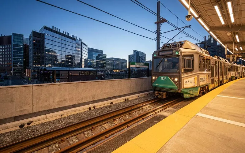 Auto causa fuerte retraso la mañana del lunes en la Línea Verde