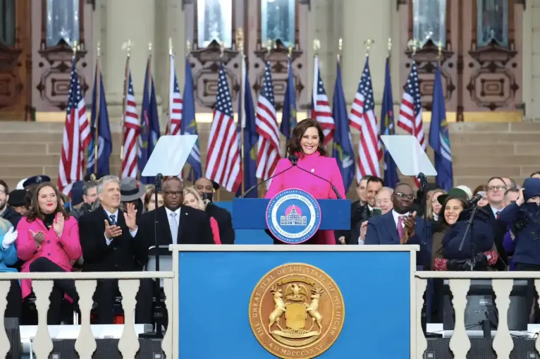 JURAMENTACIÓN. La gobernadora demócrata Gretchen Whitmer en su toma de posesión, el primero de enero de 2023. Foto: Facebook