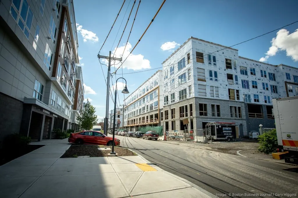 Latinos de Massachusetts priorizan la vivienda y la salud según encuesta