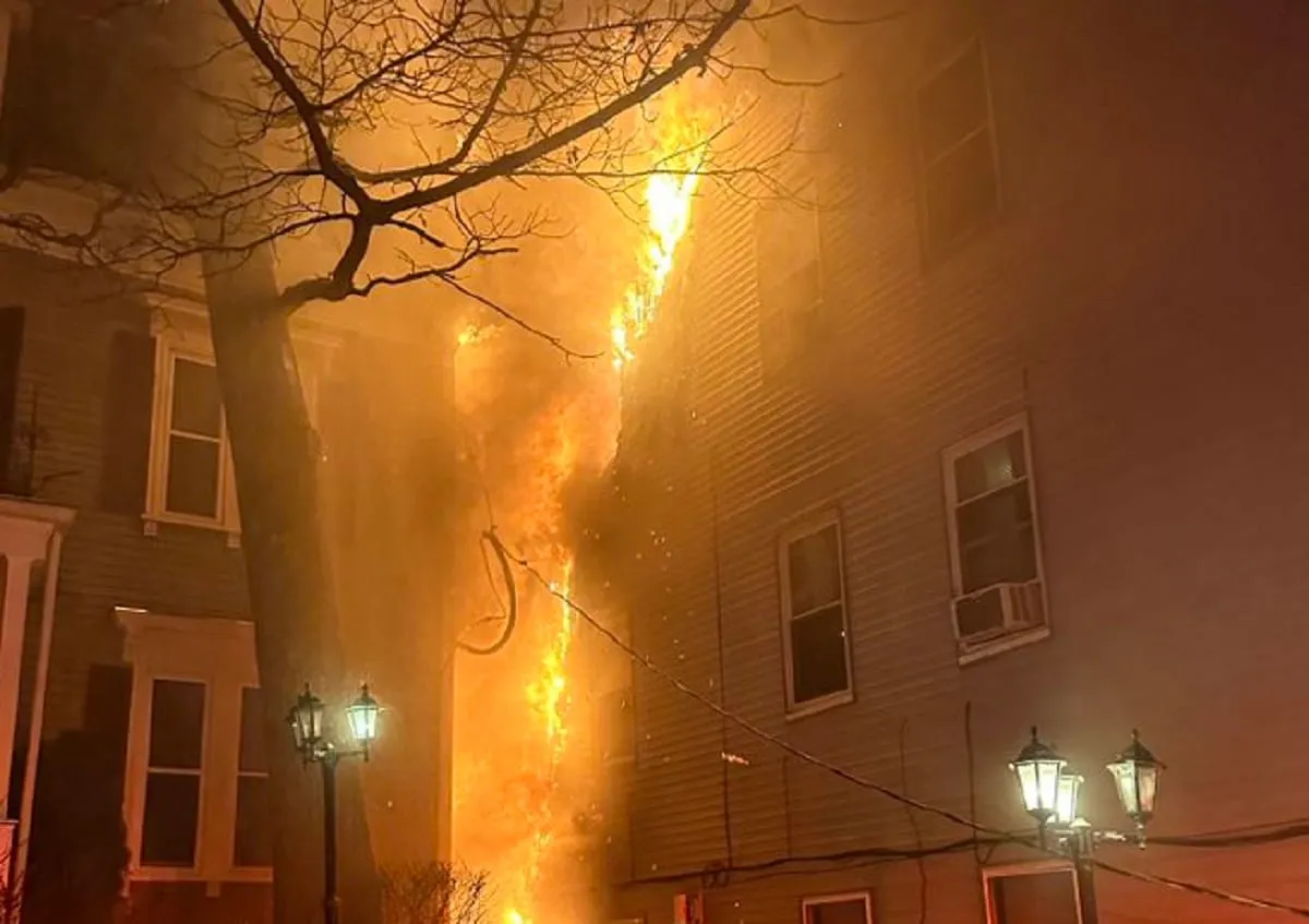 Fuerte incendio en edificio de 5 pisos en 30 Worcester Square