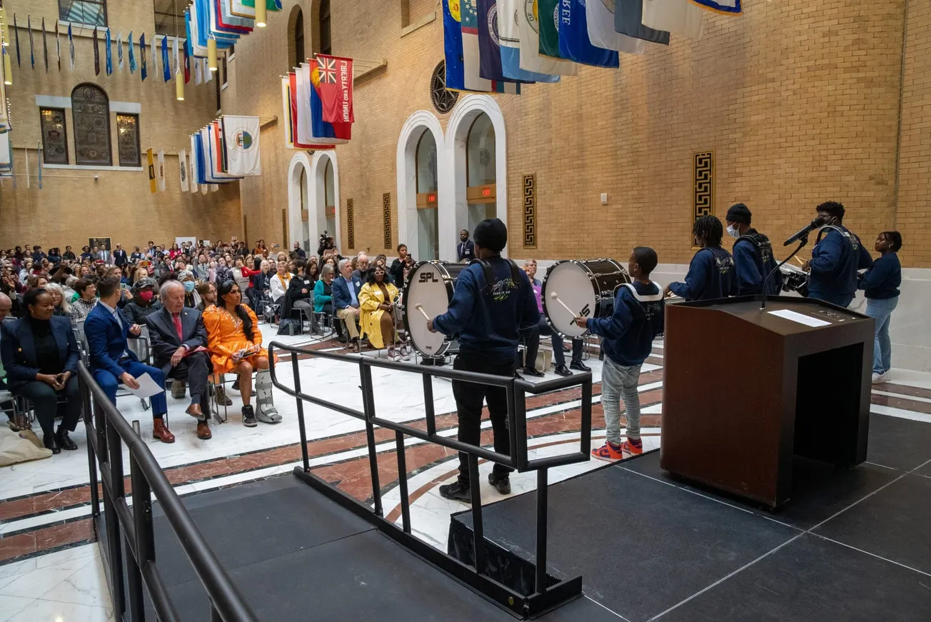 El salón Great Hall of Flags albergó a más de 300 beneficiarios, legisladores demócratas, líderes comunitarios y miembros del