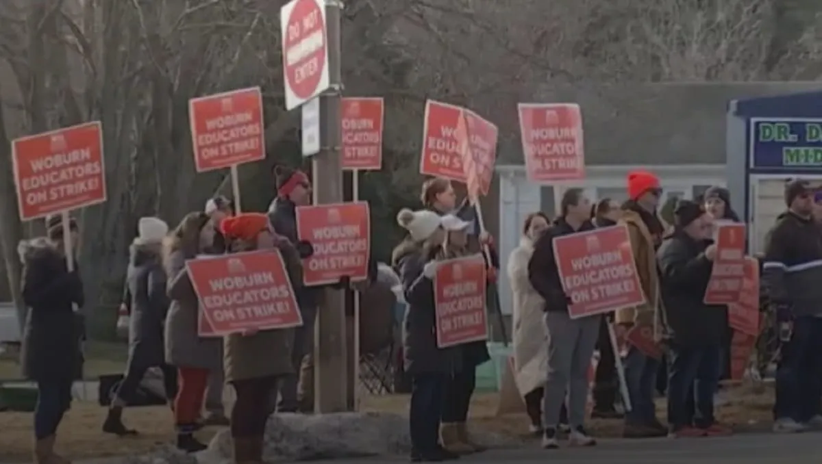 En Woburn, Massachusetts, continúa la huelga de maestros por tercer día consecutivo