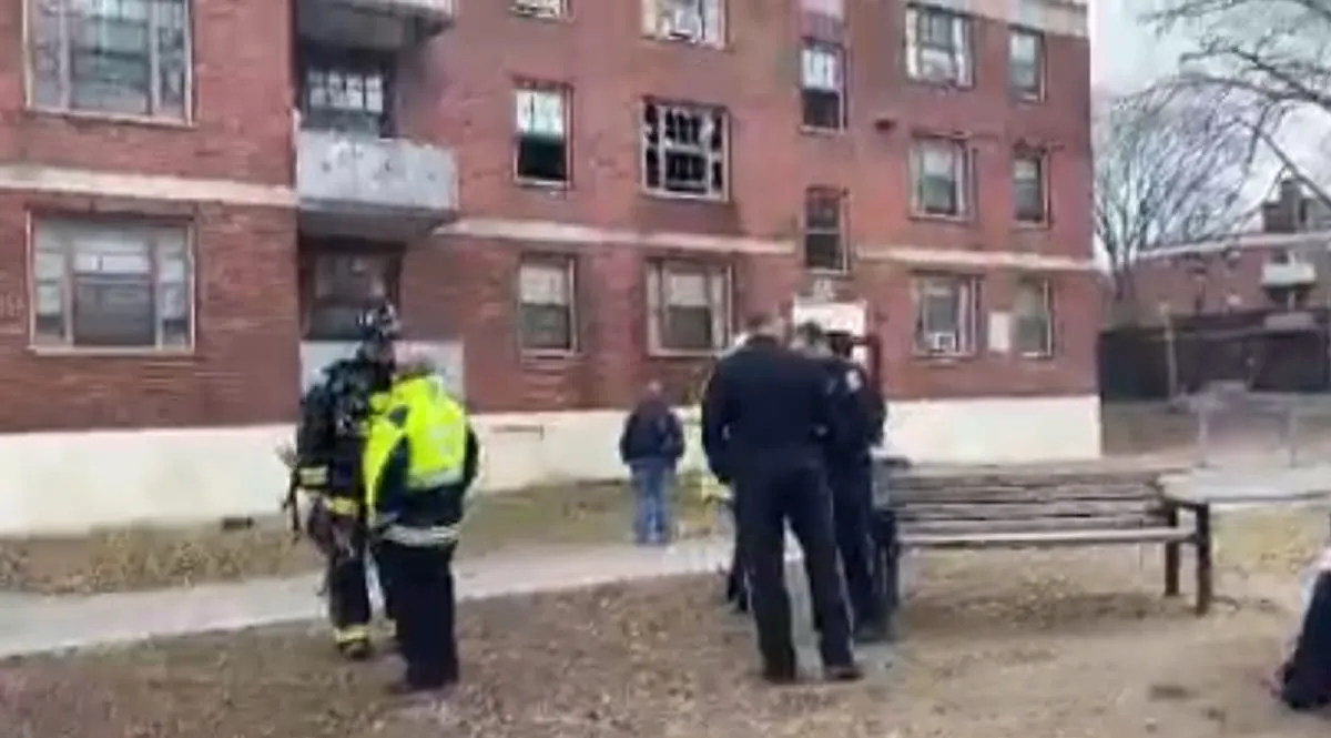 Los bomberos combatieron un incendio al sur de Boston el lunes por la mañana