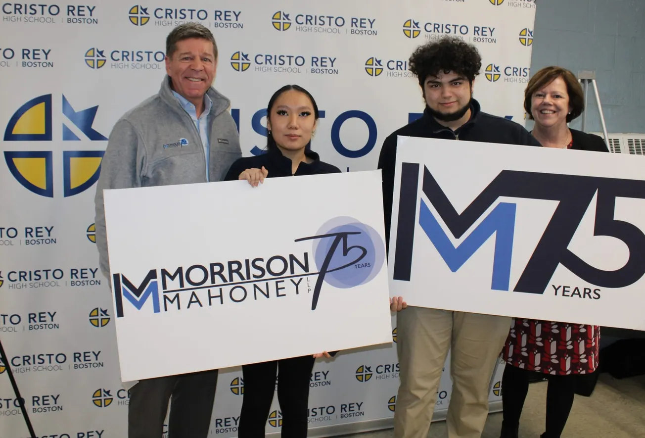 En la foto aparecen Scott Burke, socio gerente, Morrison Mahoney, LLP, Cynthia Nguyen, Brandon Borani y Rosemary J. Powers, p