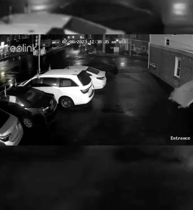 Video: Carro choca contra edificio de Revere hiriendo a dos personas