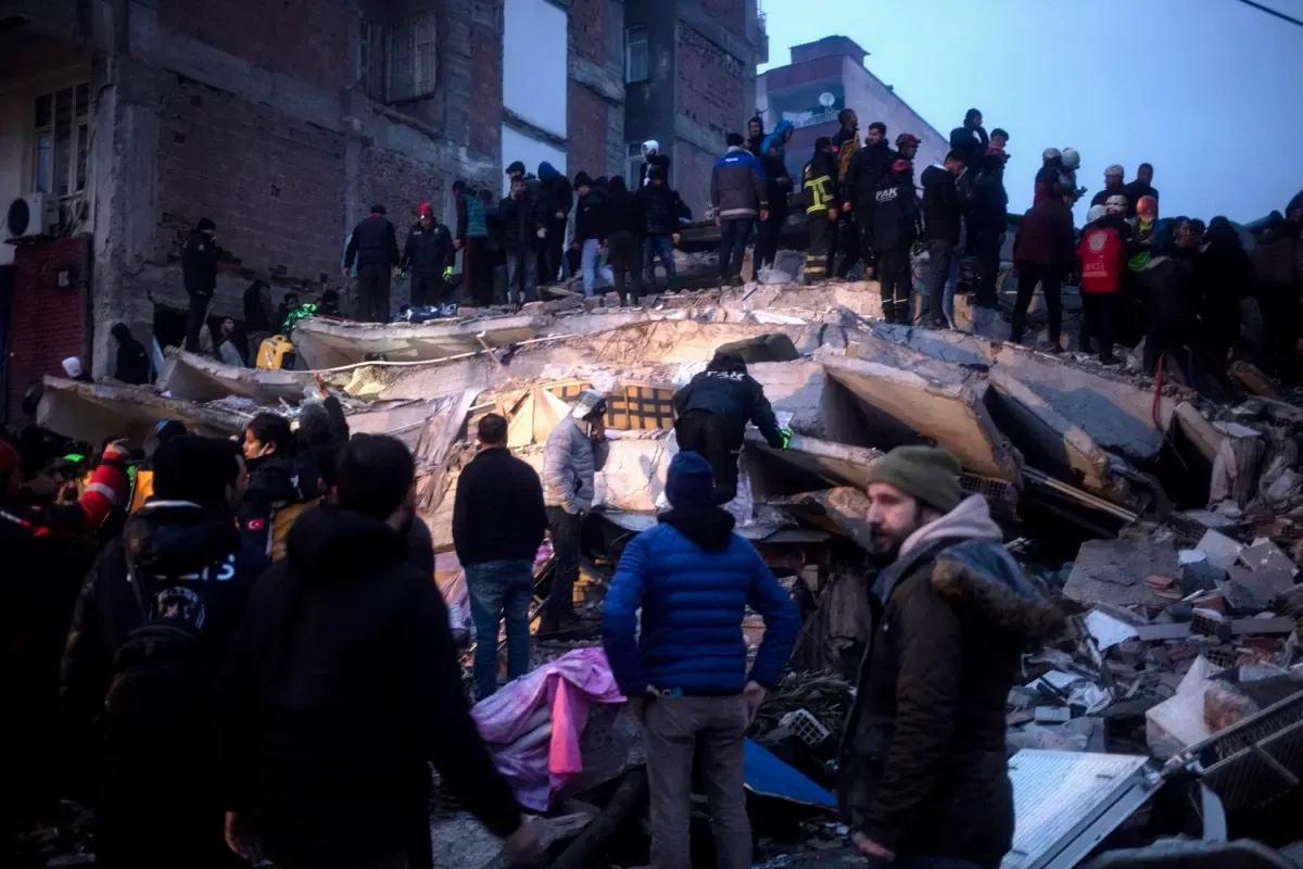 Terremoto deja al menos 1 mil 600 muertos en Turquía y Siria