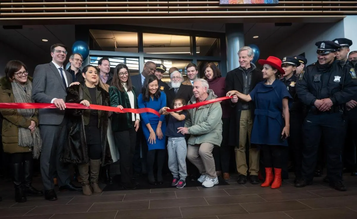 Realizan el corte de cinta de la nueva  estación de policía del Distrito A-7 en East Boston