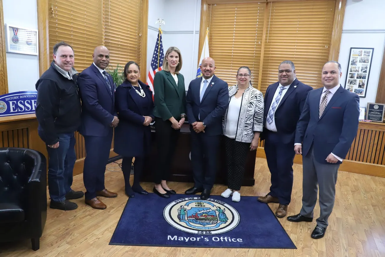 Congresista Lori Trahan visitó la alcaldía de Lawrence para discutir proyectos de infraestructura