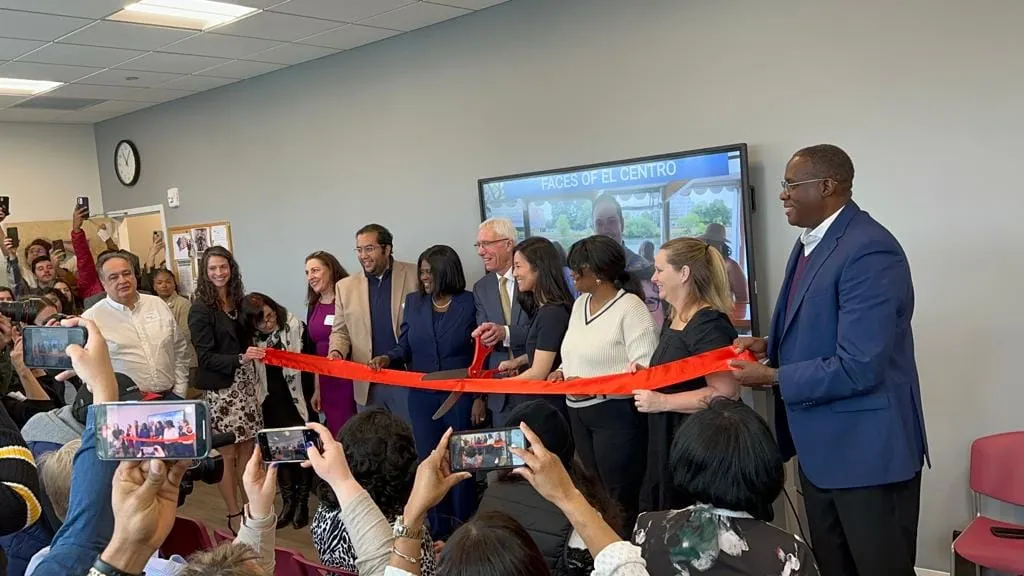Foto. Alcaldesa de Boston, Michelle Wu, inaugura El Centro. Crédito: Lesquel Navas