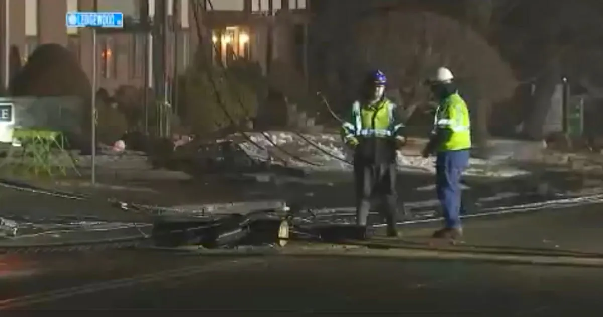 Vía en Stoneham continúa cerrada debido a la caída de postes y cables eléctricos sobre la calle