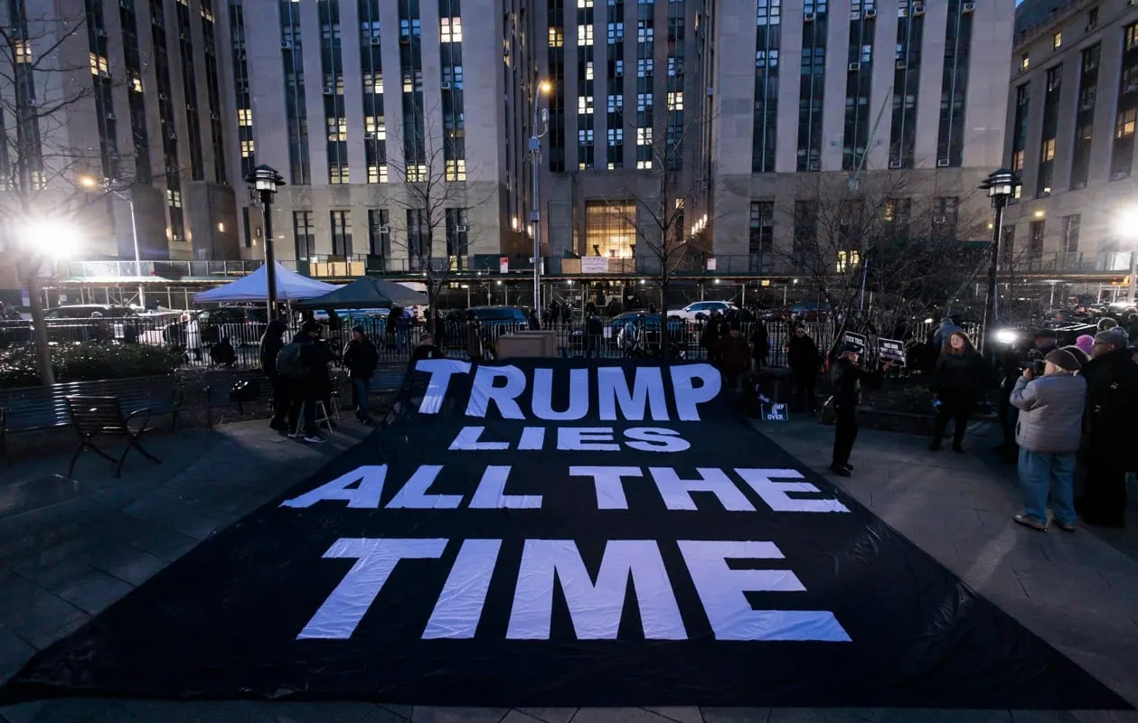 -FOTODELDÍA- EA5120. NUEVA YORK (ESTADOS UNIDOS), 30/03/2023.- La gente despliega un cartel en el que se lee en inglés "Trump