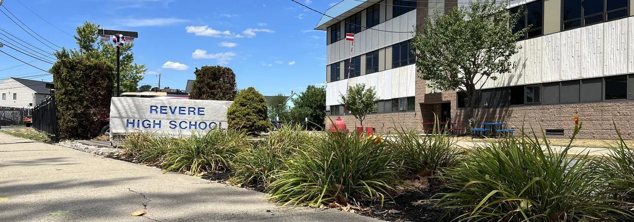 El edificio de la actual escuela secundaria de Revere está deteriorado al punto que los 2084 estudiantes no pueden asistir a