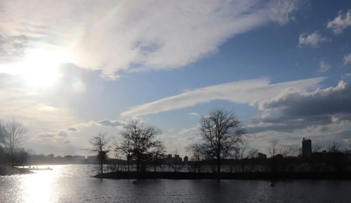 Clima hoy: Parcialmente soleado con precipitaciones ligeras