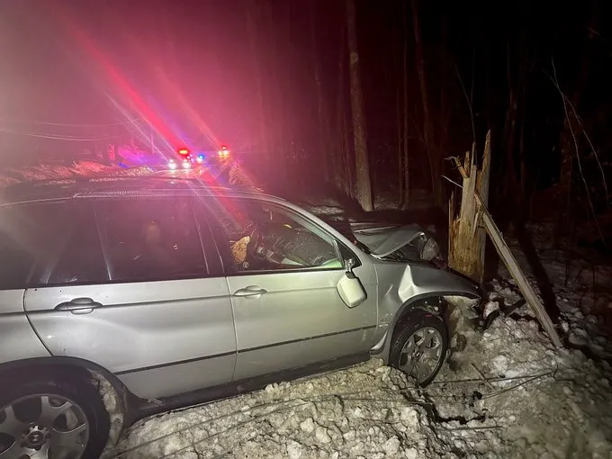 Hombre choca contra un poste de teléfono en el St. Patrick’s Day