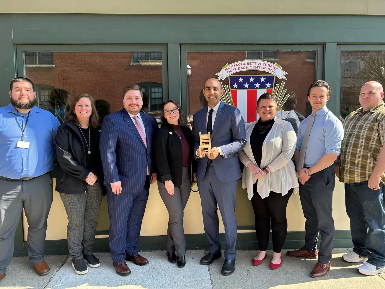 El secretario Jon Santiago visita el Centro de Extensión para Veteranos de Montachusett