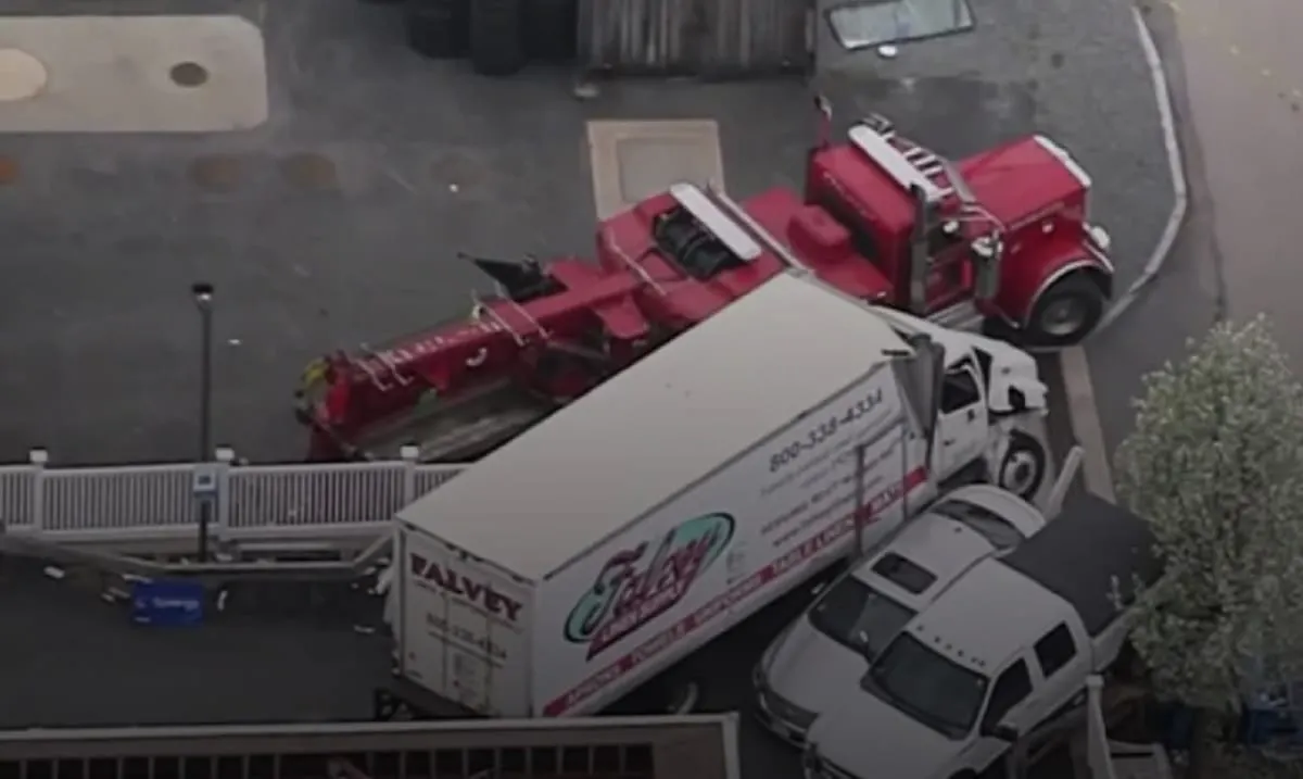 Un camión quedó colgando después de un accidente en una gasolinera en Norfolk, conductor acusado de conducir ebrio