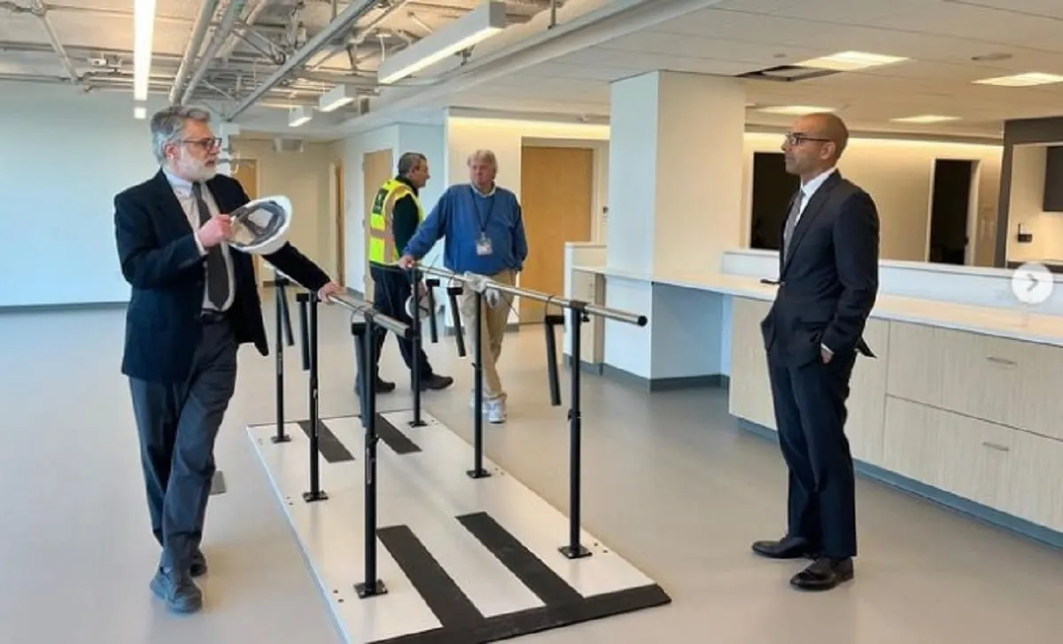 El secretario Jon Santiago visitó el Hogar de Veteranos en Chelsea