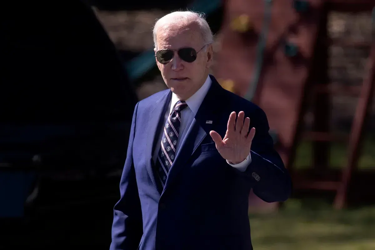 El presidente de EE.UU. Joe Biden saluda mientras camina por el jardín sur para salir en el Marine One, en la Casa Blanca en